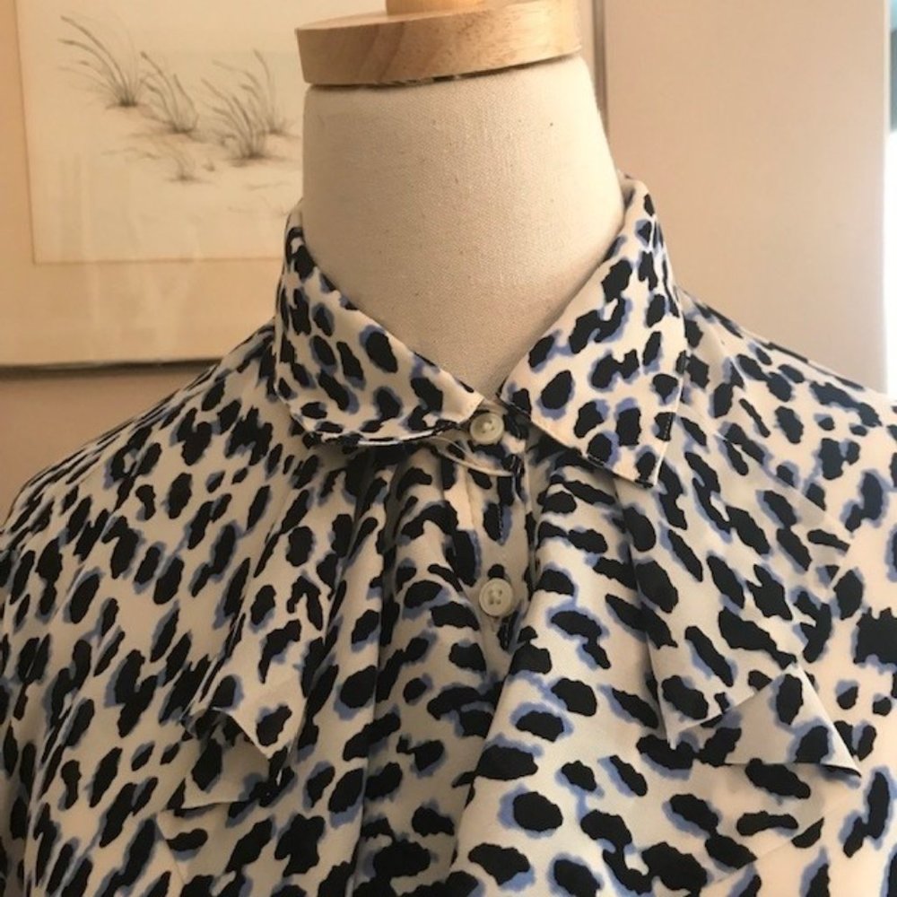 Banana Republic Blue/Black Animal Print Ruffled Front - Size M - Picture 6 of 7